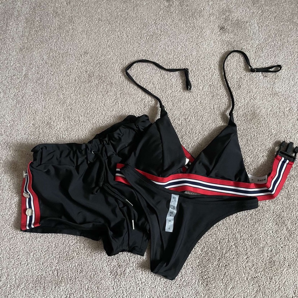 SHEIN Buckle Swimsuit And Shorts